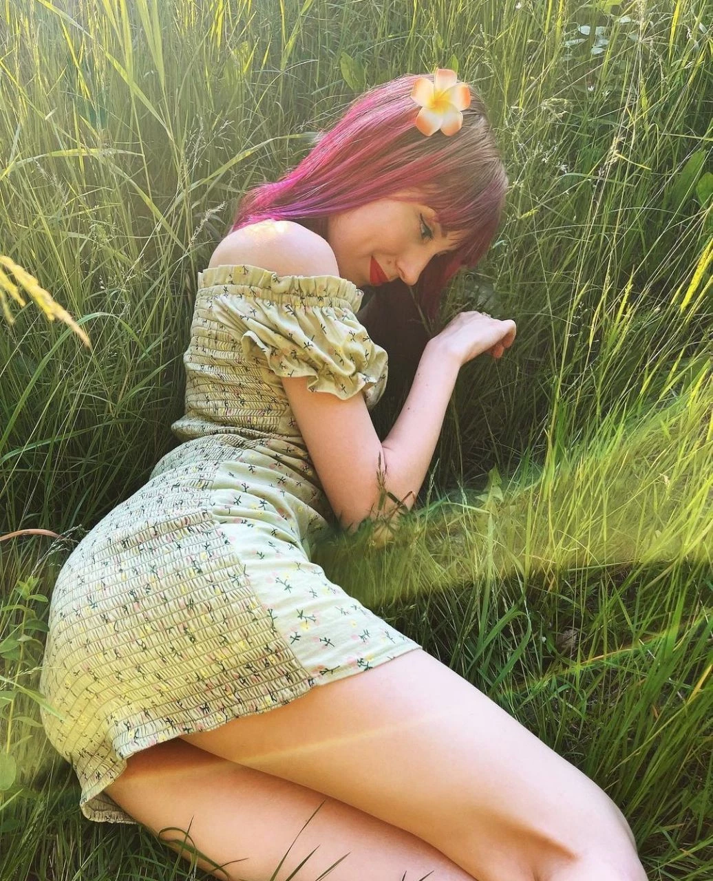 _Cristal_(Алиса) на траве в платье