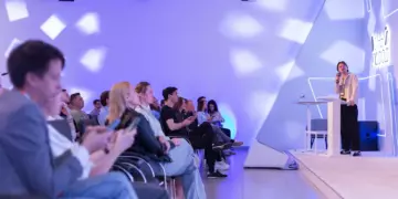 Внедрить нельзя отказаться: где поставить запятую, когда речь идет о нейросетях?